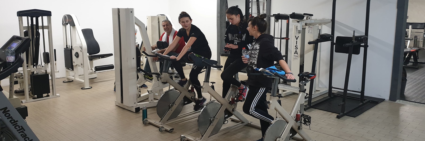 femmes faisant du velo