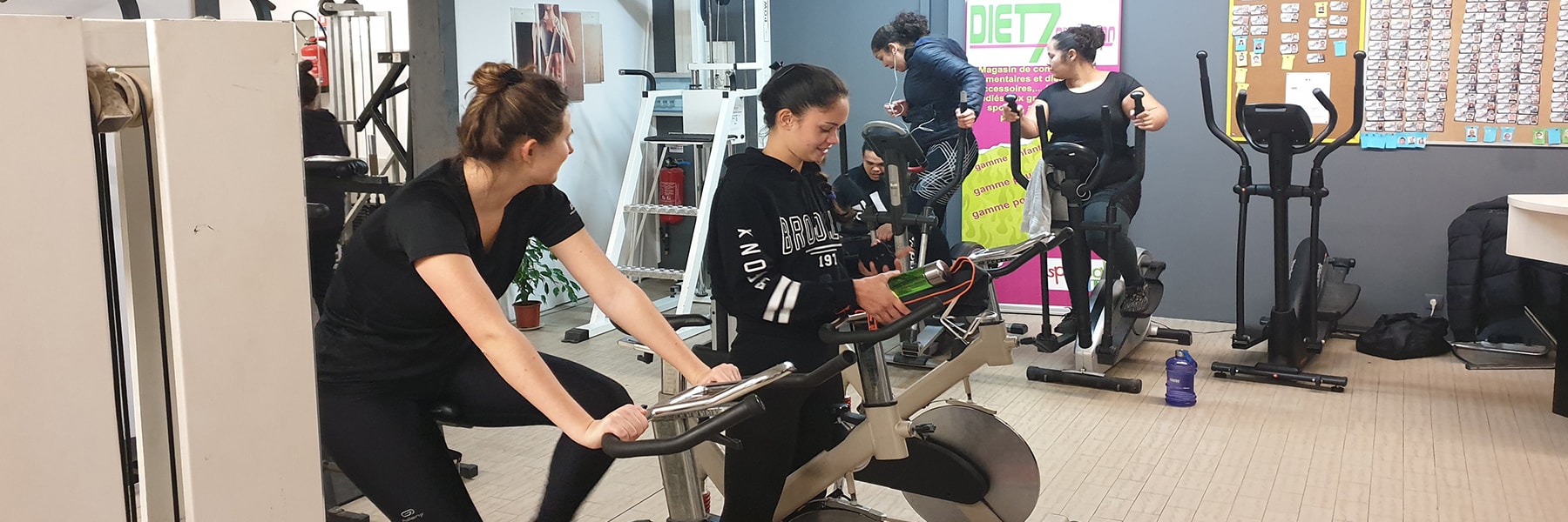 filles  faisant du velo et de l'eliptique